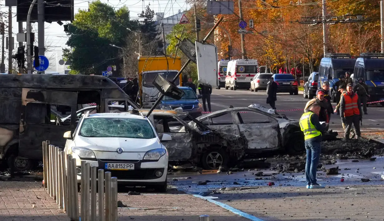 Polisi memeriksa lokasi serangan rudal Rusia di Kiev, Ukraina, Senin (10/10/2022). Ini adalah pertama kalinya Kiev dihantam serangan selama beberapa bulan. (AP Photo/Efrem Lukatsky)