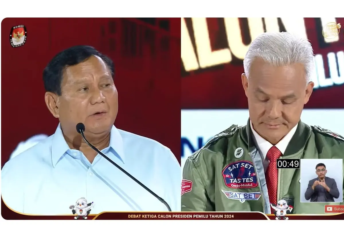 Calon presiden nomor urut 3 Ganjar Pranowo dan capres nomor urut 2 Prabowo Subianto saat debat capres ketiga yang digelar KPU pada Minggu (7/1/2024) di Istora, Senayan, Jakarta.
