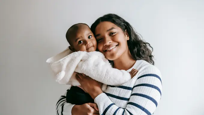 5 Cara Gendong Bayi yang Benar, Aman, dan Nyaman