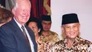 Presiden Indonesia BJ Habibie (kanan) berjabat tangan dengan mantan presiden AS Jimmy Carter saat pertemuan jelang pemilu di Istana Presiden, Jakarta, 6 Juni 1999. (AFP Photo/Agus Lolong)