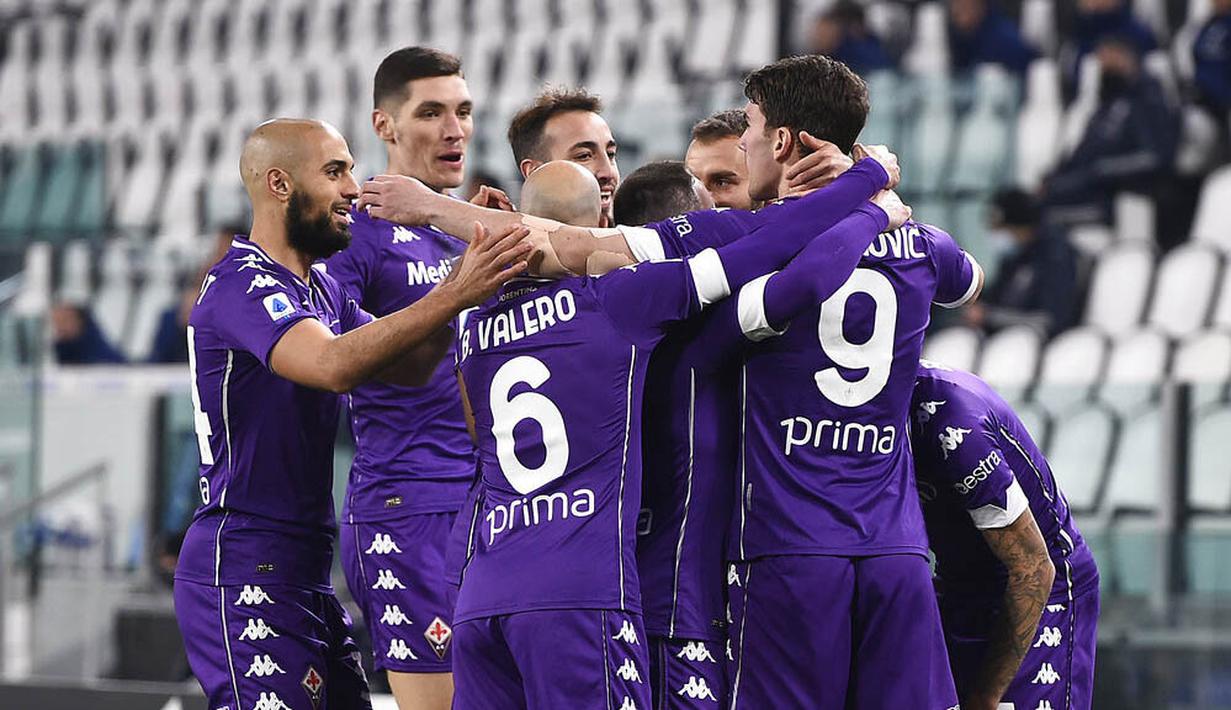 Para pemain Fiorentina merayakan gol yang dicetak oleh Dusan Vlahovic ke gawang Juventus pada laga Liga Italia di Turin, Rabu (23/12/2020). Fiorentina menang dengan skor 0-3. (Fabio Ferrari/LaPresse via AP)