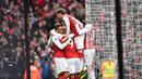 Pemain Arsenal merayakan gol yang diciptakan Pierre-Emerick Aubameyang saat melawan Stoke City dalam pertandingan Liga Inggris di Stadion Emirates, London (4/1). Arsenal 3-0 menang atas Stoke City. (AFP Photo/Oliver Greenwood)