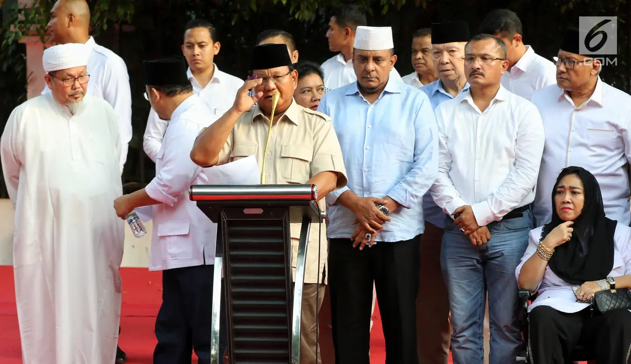 Capres 02 Prabowo Subianto bersama sejumlah tokoh dan kader pendukung memberikan keterangan kepada awak media di depan Rumahnya, di Kertanegara, Jakarta, Rabu (17/4). Prabowo mengklaim menang Pilpres 2019 dengan persentase 54,4 persen, dan hasil quick count 52,2 persen. (Liputan6.com/Johan Tallo)