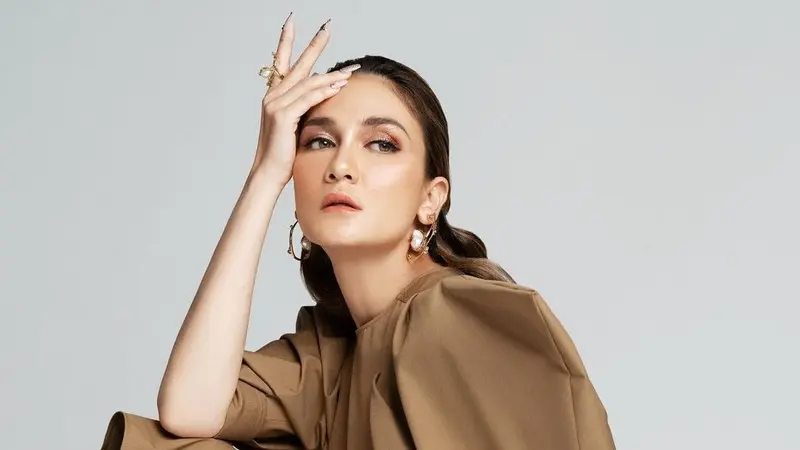 Gaya Pemotretan Terbaru Luna Maya