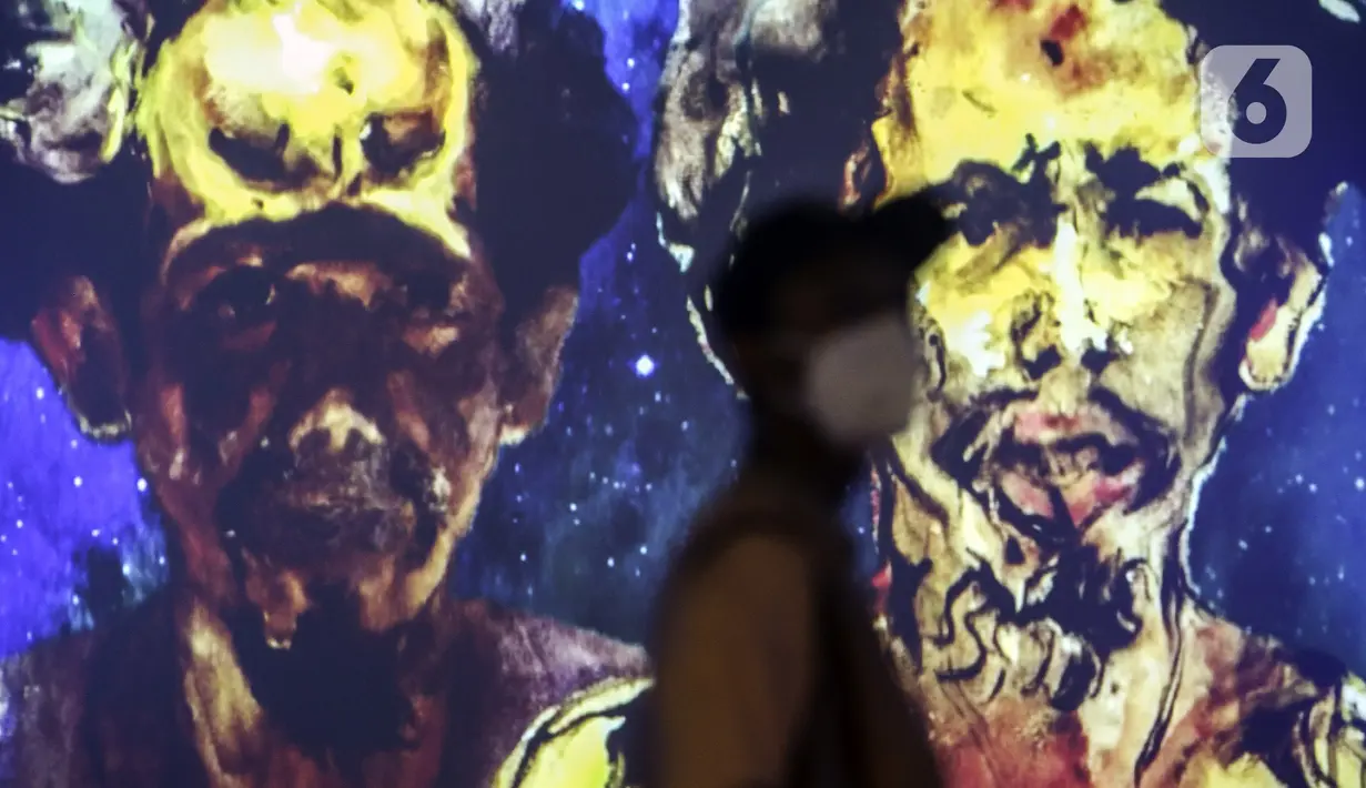 Pengunjung melihat karya proyeksi video mapping di pameran imersif Affandi: Alam, Ruang, Manusia di Galeri Nasional Indonesia, Jakarta, Rabu (28/10/2020). Pameran berlangsung hingga 25 November 2020. (Liputan6.com/Johan Tallo)