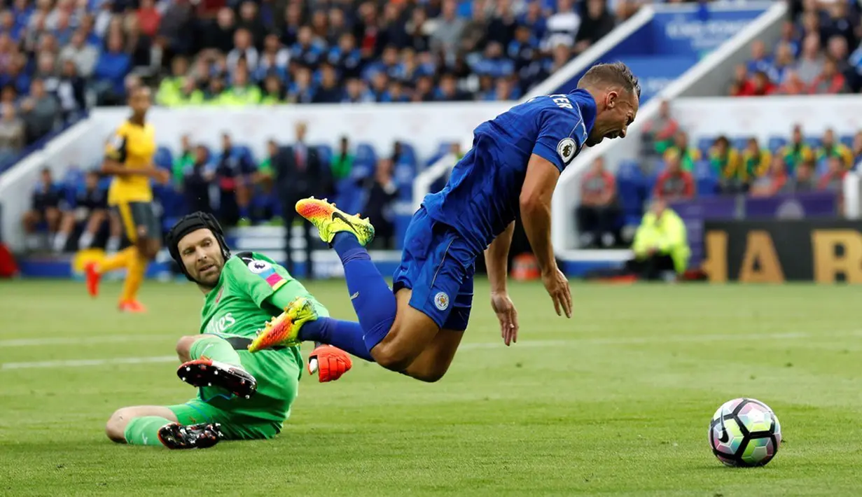 Pemain Leicester City, Danny Drinkwater, terjatuh di dalam kotak penalti Arsenal dalam laga Premier League di Stadion King Power, Leicester, (20/8/16). (Reuters/Darren Staples)