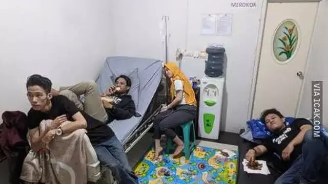 Bikin Susah, Ini 10 Potret Nyeleneh Orang saat Jenguk Teman di Rumah Sakit