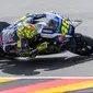 Pembalap Movistar Yamaha, Valentino Rossi, saat melakoni MotoGP Jerman 2016 di Sirkuit Sachsenring. (AFP)