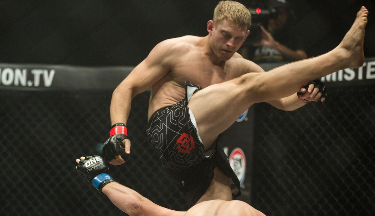 Marin Prachino petarung Polandia melayangkan tendangan ke arah lawannya di laga tarung bebas MMA bertajuk One Championship di Jakarta. (Bola.com/Peksi Cahyo)