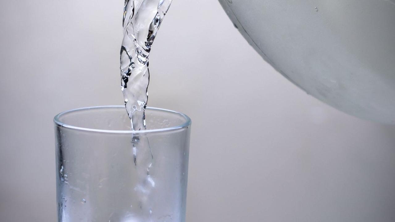 Anda tidak perlu khawatir untuk minum air putih setelah menikmati teh atau kopi. Namun, minum air putih sebelumnya dapat memberikan manfaat bagi pencernaan dan kesehatan Anda secara keseluruhan.