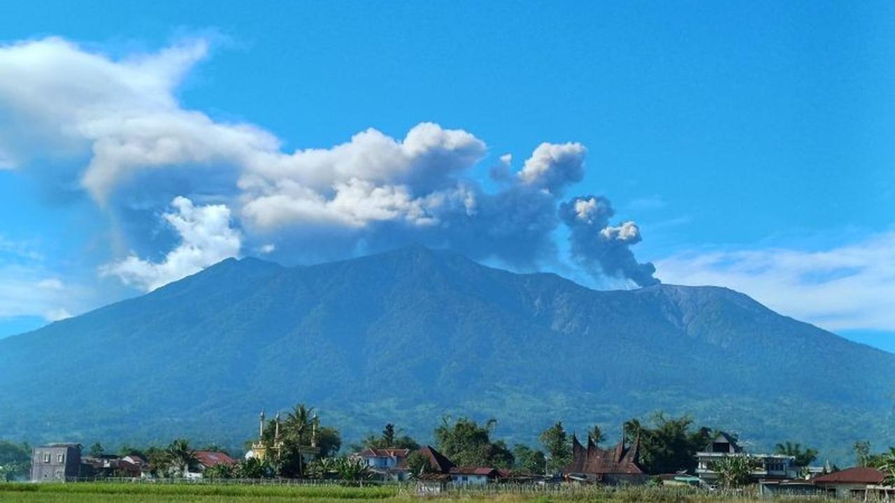 Erupsi Gunung Marapi Semburkan Kolom Abu 2.000 Meter, Warga Diminta Waspada