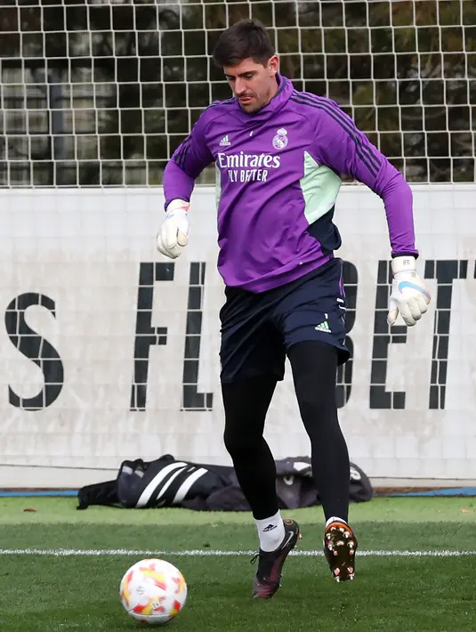Kiper Real Madrid, Thibaut Courtois mengontrol bola saat mengikuti sesi latihan tim di kompleks latihan Ciudad Real Madrid di Valdebebas, pinggiran kota Madrid, Rabu (1/3/2023). Real Madrid akan bertanding melawan Barcelona pada leg pertama semifinal Copa del Rey (Piala Raja) di di Stadion Santiago Bernabeu, Jumat 3 Maret 2023, pukul 03.00 WIB. (AFP/Pierre-Philippe Marcou)