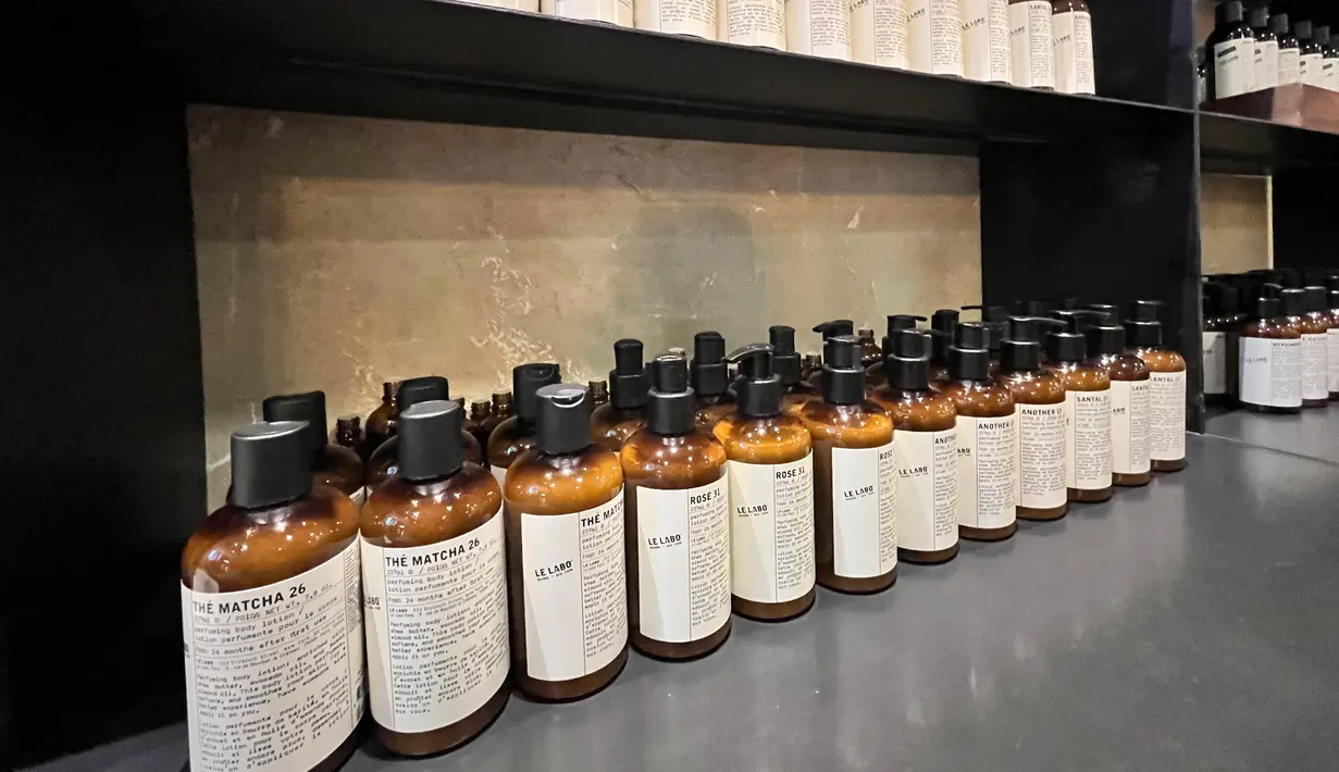 Butik di Ashta District 8, mewujudkan gaya hidup pusat kota New York City Le Labo. Di sini,  Le Labo  menawarkan pengalaman sensorik yang mendalam, yang memungkinkan klien untuk menjelajahi koleksi lengkap dari mulai parfum, lilin, dan perawatan tubuh.  [ Foto: Fimela.com]