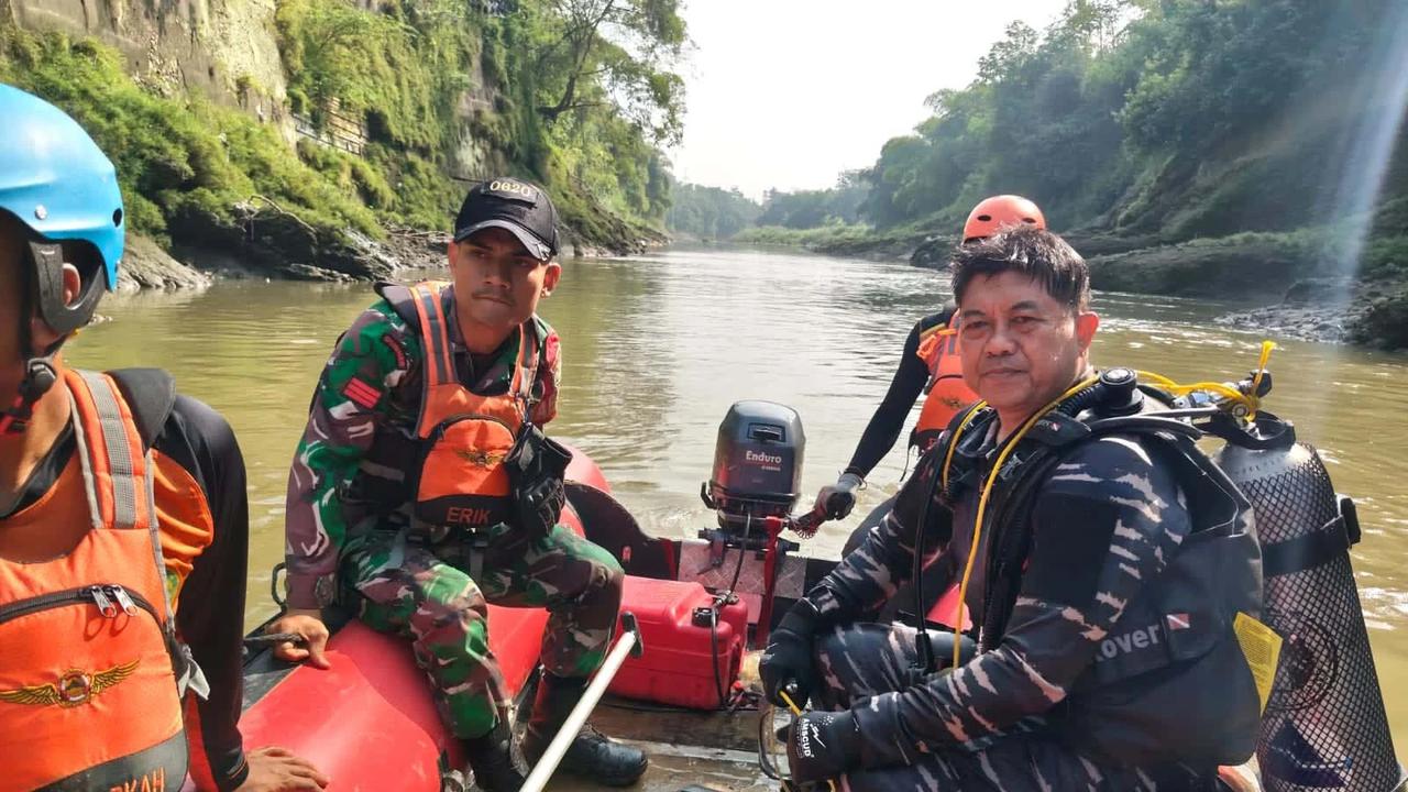 FOTO: TNI AL Evakuasi Dua Korban Tenggelam di Sungai Cisanggarung Cirebon