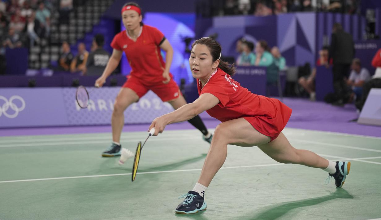 <p>Pemain ganda putri China, Jia Yifan berusaha mengembalikan bola smes saat menghadapi wakil Indonesia, Apriyani Rahayu/Siti Fadia Silva Ramadhanti pada laga kedua Grup A nomor ganda putri cabor bulu tangkis Olimpiade Paris 2024 di Porte de la Chapelle Arena, Prancis, Minggu (28/7/2024). (AP Photo/Dita Alangkara)</p>