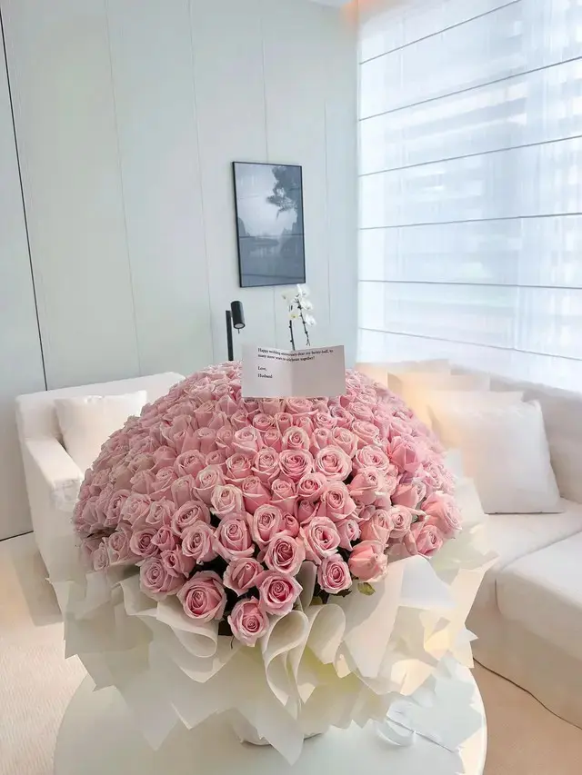 Potret hadiah bunga anniversary (Sumber: Instagram/princessyahrini)