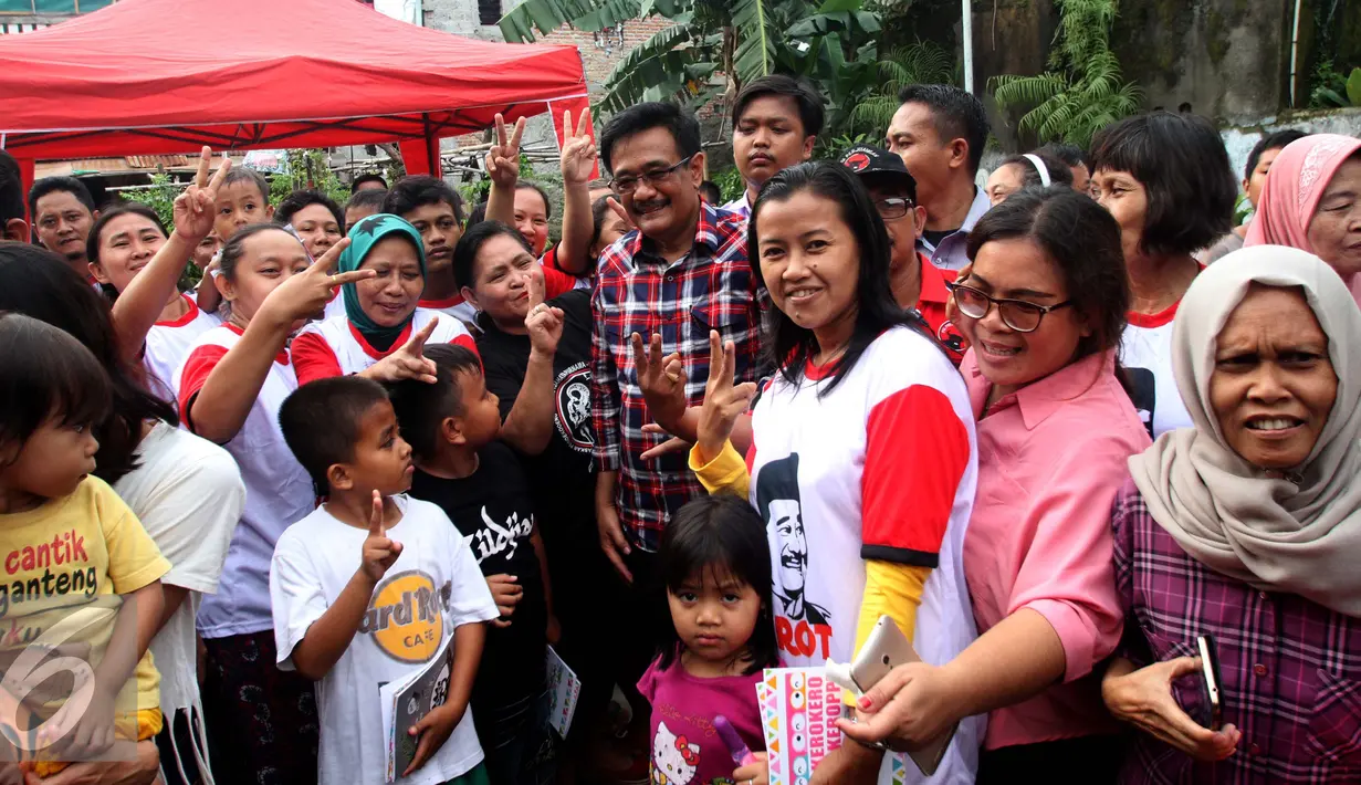 Calon Wakil Gubernur DKI Jakarta Djarot Saiful Hidayat berpose bersama saat berkunjung ke Petukangan Utara, Jakarta, Selasa (29/11). Djarot mengajak warga untuk menjaga mental kebangsaan Indonesia. (Liputan6.com/Gempur M Surya)