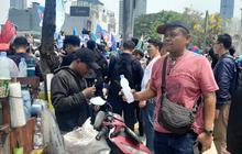 Mengejar Rezeki di Tengah Riuh Aksi Hari Buruh