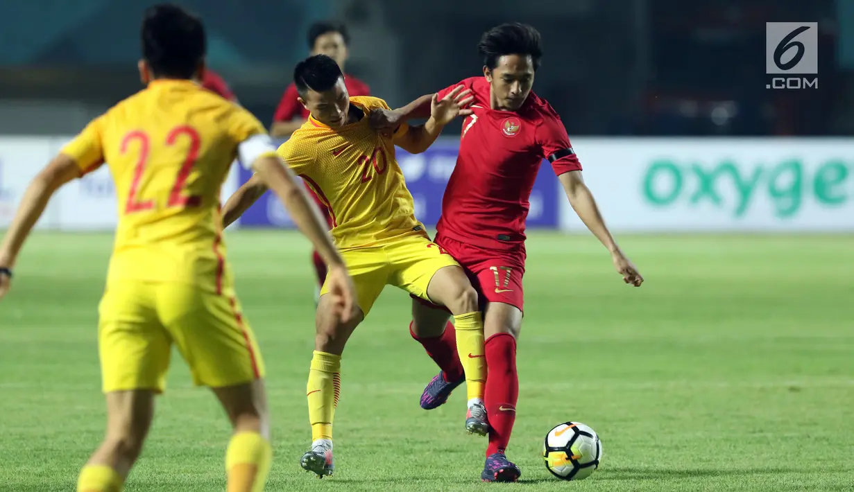Pemain depan Timnas Indonesia U-19. Hanis Saghara Putra (kanan) mencoba melewati pemain China U-19, Qianglong Tao pada PSSI 88th U-19 International Tournament di Stadion Pakansari, Cibinong, (25/9). Indonesia kalah 0-3. (Liputan6.com/Helmi Fithriansyah)