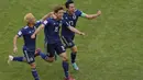 Pemain Jepang, Yuya Osako (tengah) merayakan golnya ke gawang Kolombia pada laga grup H Piala Dunia 2018 di Mordavia Arena, Saransk, Rusia, (19/6/2018). Jepang menang 2-1. (AP/Vadim Ghirda)