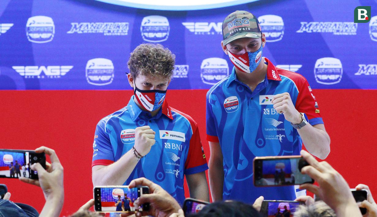 Tim Pertamina Mandalika SAG yang akan berlaga di ajang Moto2 2022 diperkenalkan dalam acara peluncuran tim di Mandalika GP Hub, Epiwalk, Jakarta, Kamis (10/3/2022). Duo pembalap Pertamina Mandalika SAG Team, Bo Bendsneyder dan Gabriel Rodrigo ikut dihadirkan. (Bola.com/M Iqbal Ichsan)