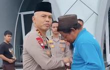 Jenderal Polisi Borong Peci di Masjid lalu Dikasih Tukang Parkir, Diam-Diam Beri Uang Buru-Buru Ditutupi Tak Mau Kelihatan