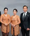 Intip gaya dua pasutri Agus Yudhoyono-Annisa Pohan dan Edhie Yudhoyono-Aliya Rajasa dalam foto keluarga (@annisayudhoyono)