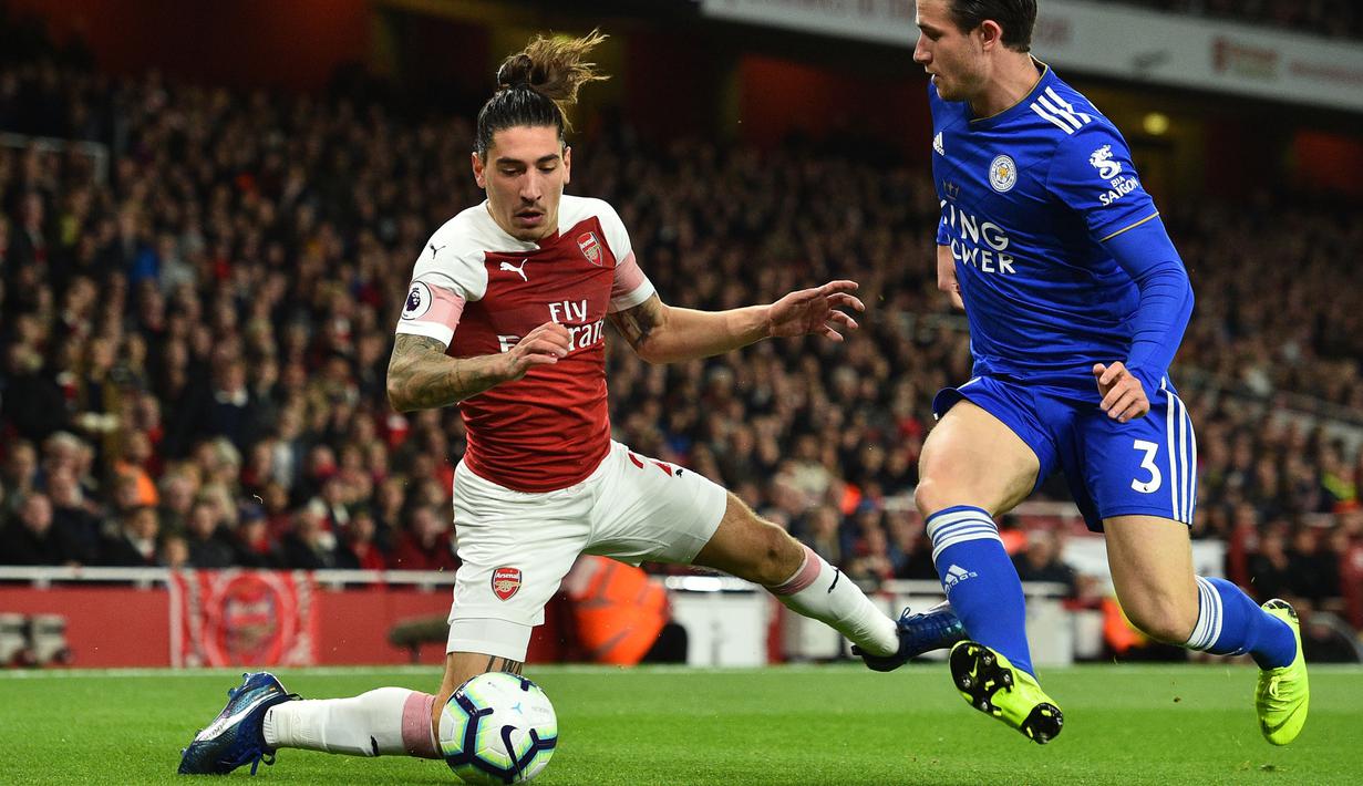 Bek Arsenal, Hector Bellerin, berebut bola dengan bek Leicester, Ben Chilwell, pada laga Premier League Inggris di Stadion Emirates, London, Senin (22/10). Arsenal menang 3-1 atas Leicester. (AFP/Glyn Kirk)