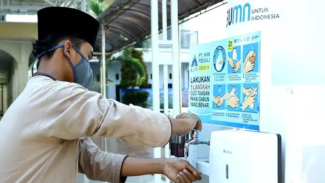 Santri El Bayan cuci tangan sebelum memasuki area tertentu, seperti ruangan mengaji atau ibadah. (Foto: Liputan6.com/Muhamad Ridlo)