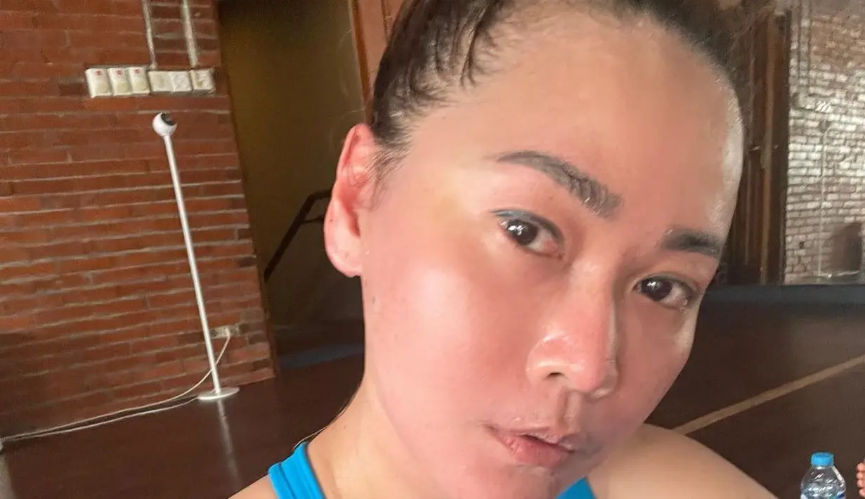 Meski cetar di atas panggung,  Inul Daratista tak sungkan memperlihatkan parasnya yang natural tanpa makeup. (FOTO: instagram.com/inul.d)