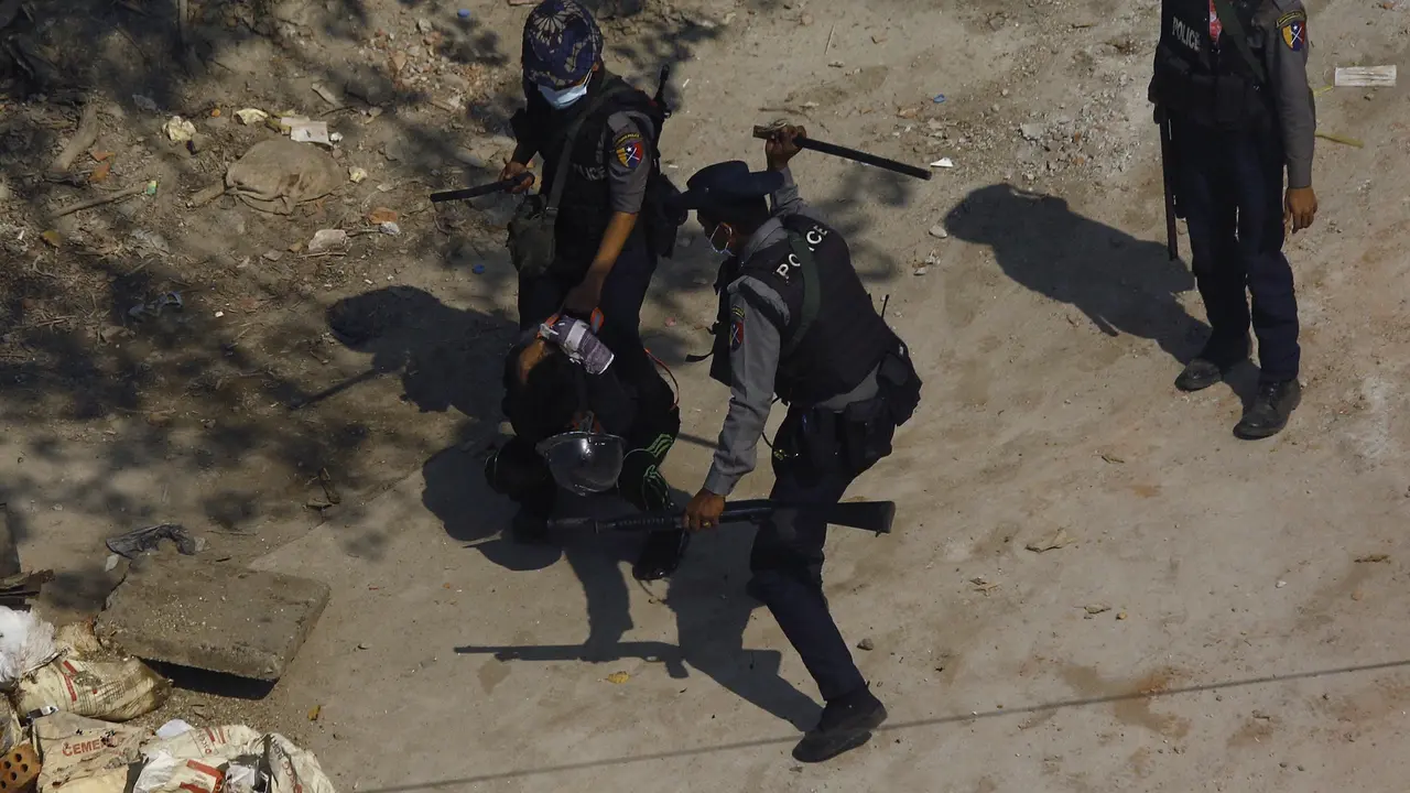 Potret Polisi Myanmar Pukuli Pengunjuk Rasa