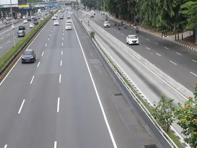 Kendaraan roda empat melintasi Jalan Tol Pancoran, Jakarta, Senin (12/9). Jalanan di Ibu Kota Jakarta tampak lengang pagi hingga menjelang siang karena warga sedang merayakan Idul Adha 1437 H. (Liputan6.com/Helmi Afandi)