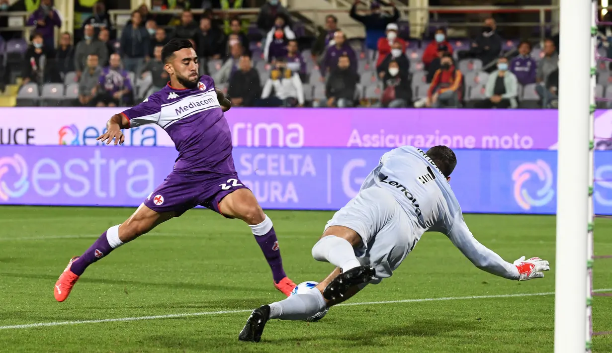 Penyerang Fiorentina Nicolas Gonzalez melakukan tendangan ke arah kiper Inter Milan Samir Handanovic pada pekan kelima Liga Italia Serie A 2021/2022 di Artemio Franchi, Rabu (22/9/2021) dini hari WIB. Inter Milan menang 3-1 meski sempat tertinggal lebih dulu di babak pertama. (ANDREAS SOLARO / AFP)
