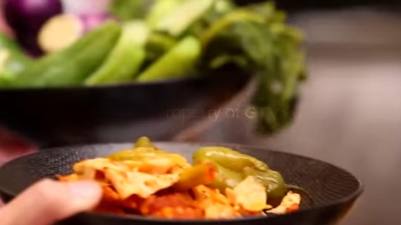 5 Potret Dapur Mungil Desy Ratnasari Kental Nuansa Monokrom, Perabotan Kulkas Hingga Oven Ada di Ruang Makan