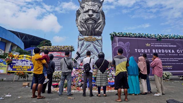 Bunga dan Doa untuk Korban Tragedi Kanjuruhan