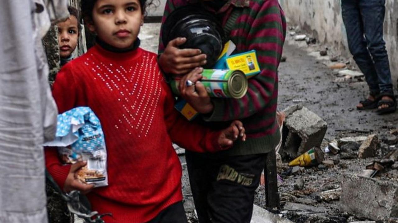 FOTO: Pilu Pengungsi Palestina di Rafah, Mengais Sisa-Sisa Makanan hingga Barang Berharga di Tengah Reruntuhan Usai Serangan Udara Israel