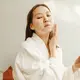 Bukan sekadar eksfoliasi, azelaic acid punya manfaat untuk membantu menenangkan kulit, mengurangi kemerahan, dan meratakan warna kulit. (Foto/Dok: Pexels)