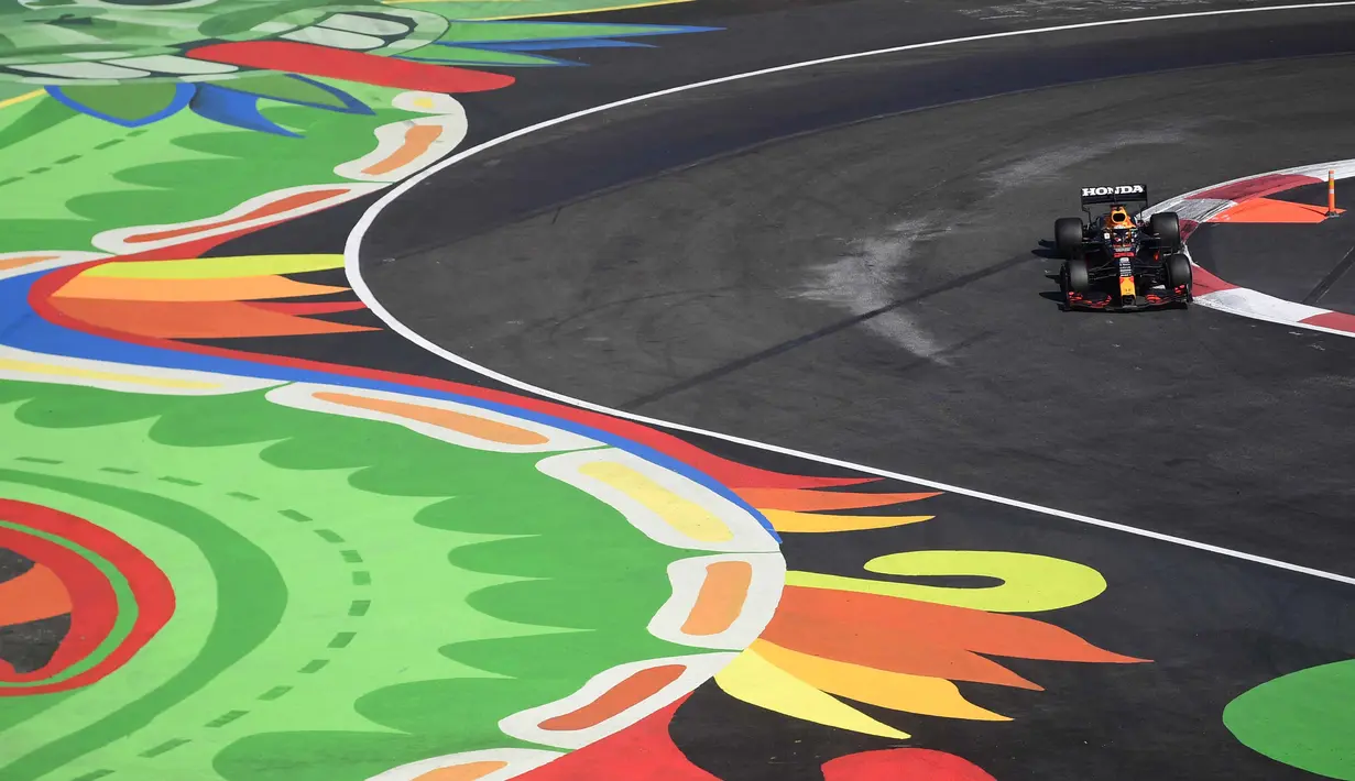 Meski demikian, Verstappen tidak perlu menunggu lama, karena kembali menjadi pemimpin balapan setelah Perez masuk pit pada lap 41. (AFP/Pedro Pardo)