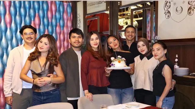 Ulang Tahun Kakaknya, Zahwa Massaid ke-25.[@aurel.hermansyah]