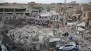 Warga sipil berkumpul di lokasi ledakan di Kota Sadr di Baghdad, Irak, (7/6). Menurut pejabat setempat, sepasang ledakan bom menghancurkan sebuah masjid di distrik mayoritas Syiah di ibukota Irak. (AP Photo/Karim Kadim)