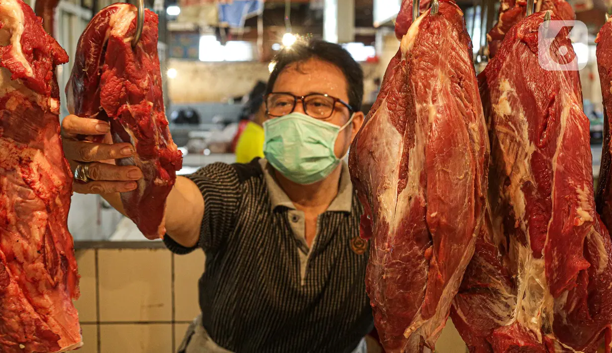Pedagang memeriksa daging di Pasar Tebet Timur, Jakarta, Jumat (11/6/2021). Sebelumnya, pemerintah berencana menjadikan bahan pokok sebagai objek pajak. (Liputan6.com/Faizal Fanani)