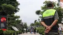 Salah satu personel Satpol PP yang bertugas di Taman Literasi Martha Christina Tiahahu mengimbau, masyarakat dapat melaporkan kepada petugas jika menemui indikasi pungli atau perilaku yang mencurigakan. (Magang/Liputan6.com/Muhammad Rizal)
