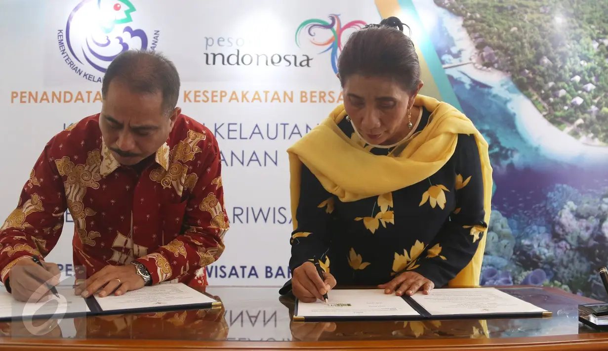 Menteri Pariwisata Arief Yahya bersama Menteri Kelautan dan Perikanan Susi Pudjiastuti menandatangani kerja sama antara Kemenpar dan KKP di Jakarta, Selasa (7/2). Kerja sama meliputi pengembangan wisata bahari di Indonesia (Liputan6.com/Immanuel Antonius)