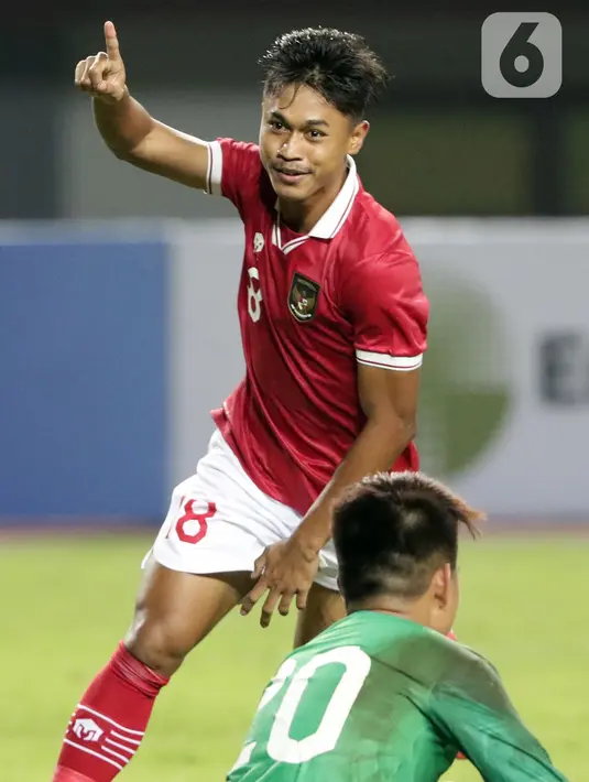 Pemain tengah Timnas Indonesia U-19, Alfriyanto Nico Saputro usai mencetak gol ke gawang Brunei Darussalam U-19 pada laga lanjutan grup A Piala AFF U-19 2022 di Stadion Patriot Candrabhaga, Bekasi, Jawa Barat, Senin (4/7/2022). Timnas Indonesia U-19 menguasai jalannya pertandingan dan mencetak 7 gol ke gawang Brunei. (Liputan6.com/Helmi Fithriansyah)