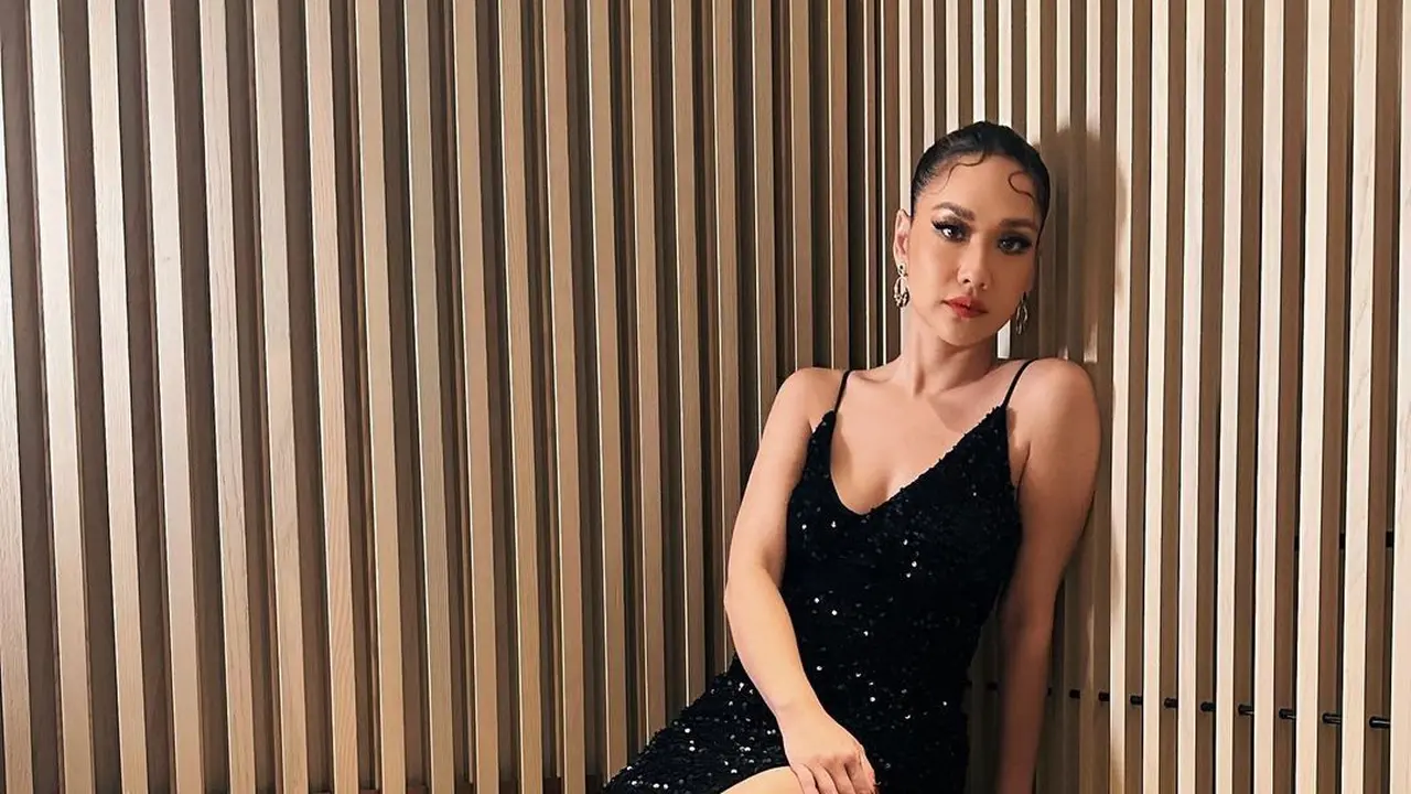 6 Inspirasi Model Baju Pesta Glamor-Princess, dari Ayu Ting Ting, Zee JKT48, hingga Sandra Dewi
