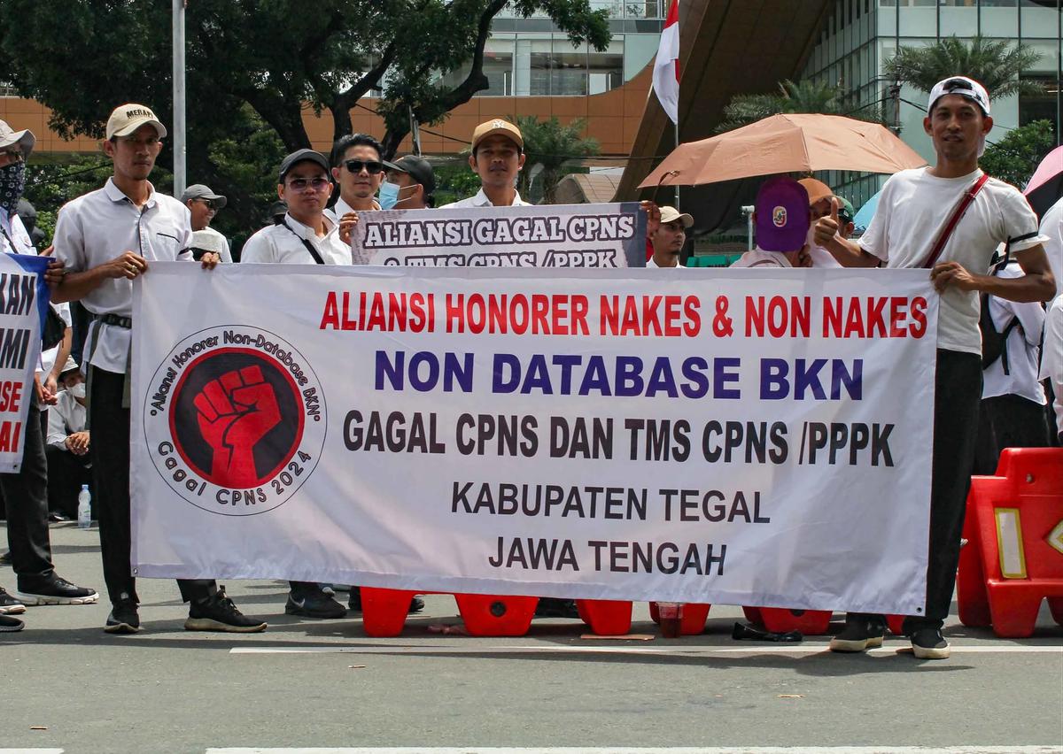 FOTO: Ribuan Honorer Non-Database Geruduk Monas, Tuntut Kepastian Status dan Perlindungan Kerja