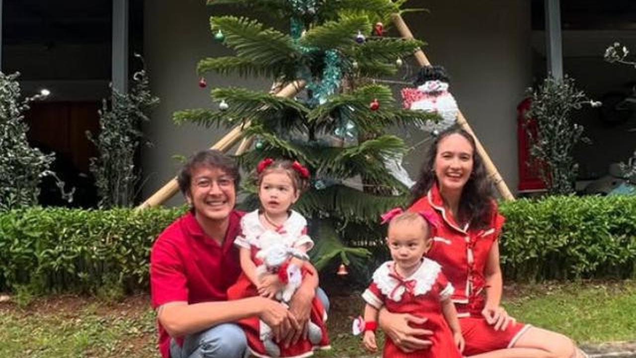6 Potret Pohon Natal Nadine Chandrawinata di Halaman Rumah, Ditanam Sejak 2022