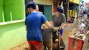 Warga kerja bakti membersihkan sisa lumpur dan sampah usai banjir melanda Kampung Melayu, Jakarta, Jumat (3/1/2020). Banjir yang melanda Kampung Melayu menyisakan sisa sampah dan lumpur. (merdeka.com/Magang/Muhammad Fayyadh)