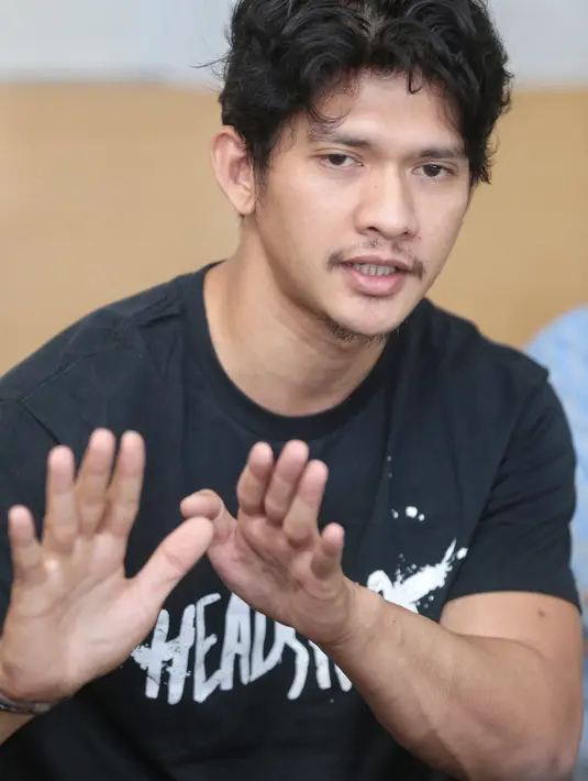 Sedang dalam film Headshot, Iko harus sedikit ada drama romantisnya. Iko Uwais memanfaatkan belajar akting drama dengan aktris cantik Chelsea Islan, yang menjadi lawan mainnya. (Adrian Putra/Bintang.com)