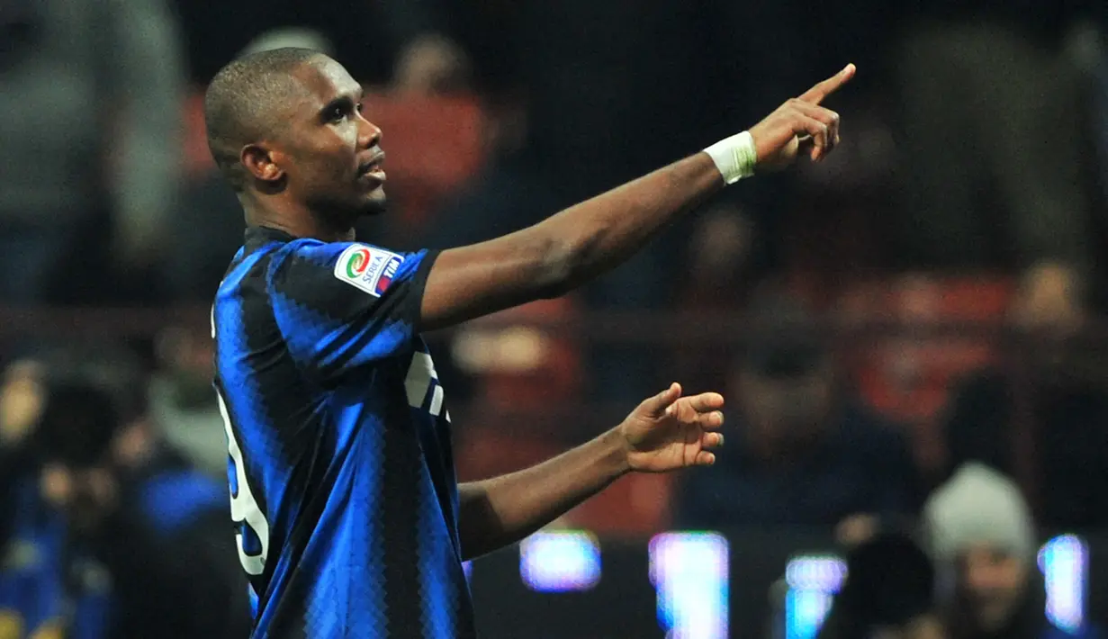 Samuel Eto'o. Striker Kamerun berusia 40 tahun yang pensiun di Qatar SC pada September 2019 dan kini menjabat Presiden Federasi Sepak Bola Kamerun ini mampu menjadi top skor Inter Milan di Liga Italia yaitu di musim 2010/2011. Ia mampu mencetak 21 gol di musim tersebut. (AFP/Giuseppe Cacace)